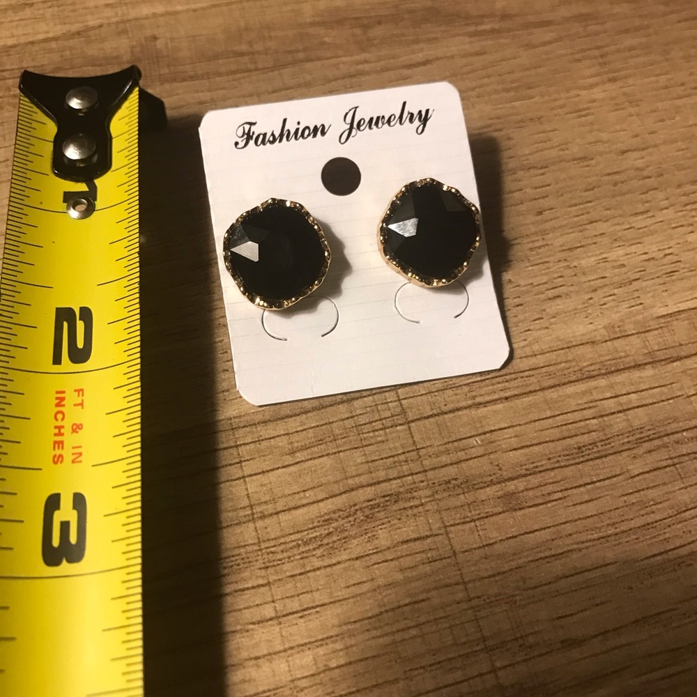 Vintage Elegant Black and Gold Stud Earrings - Picture 6 of 6
